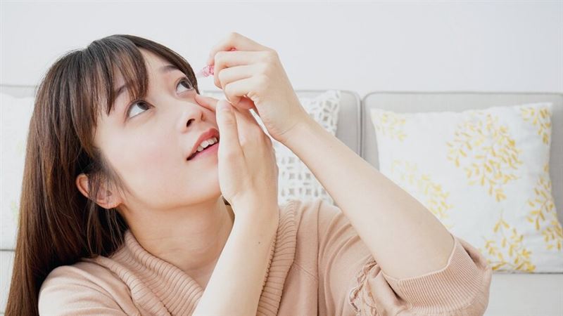 追劇滑手機引乾眼症？ 恐角膜潰瘍