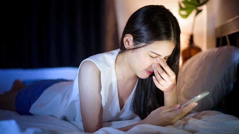 白內障漸年輕化　暗中用手機是兇手！