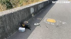 台中大肚區，堤防道路，女子胸口有刀傷，送醫不治，他殺　翻攝畫面