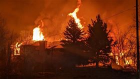 美國科羅拉多州當局30日表示，一場由強風助長的熊熊野火摧毀數以百計民宅，造成至少6人受傷。（圖／翻攝自twitter.com/boulderpolice）
