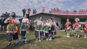 新竹市首座原民地景  那魯灣文化聚落啟用新竹市政府爭取經費為部落量身打造「那魯灣文化聚落」，31日舉辦啟用典禮，部落原住民青年及婦女進行祈福儀式，象徵新竹市族群共榮的氣象及文化傳承的意義。中央社記者魯鋼駿攝  110年12月31日