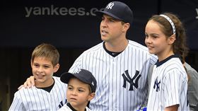 Mark Teixeira退休時和孩子們合影。（圖／美聯社／達志影像）