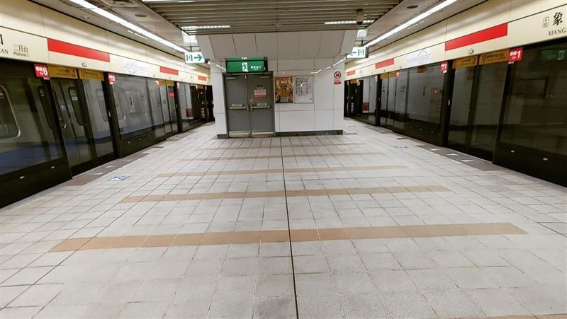 備戰跨年活動　捷運象山站月台椅拆了