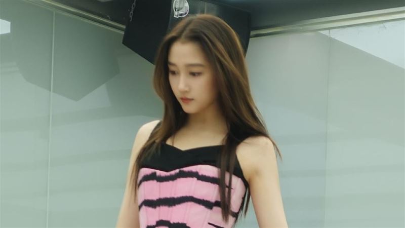 女星穿米你裙　17秒熱舞畫面險走光