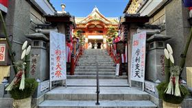 迎年神  日本家庭擺設締飾與門松日本民眾認為過年是為了迎接職司五穀豐收的年神到來，年底開始忙著做新年的裝飾，最基本的就是門前擺設門松（圖）、締飾、鏡餅，各具特殊意義。中央社記者楊明珠東京攝  110年12月31日