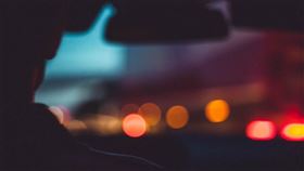 韓國憲法法庭11月底裁定加重懲處酒駕者的「尹昌浩法」違憲，修法原本是為防止酒駕憾事再次發生，但違憲裁定卻如同給酒駕者免死金牌。（圖／翻攝自Unsplash圖庫）
