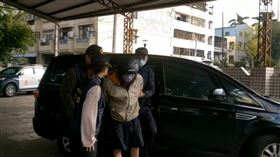  台中大肚區，姊弟吸毒，弟持刀殺害姊姊，利刃刺心臟，男友騎機車送醫，途中丟包馬路逃逸，通緝犯怕被抓，阻止民眾報警， 翻攝畫面