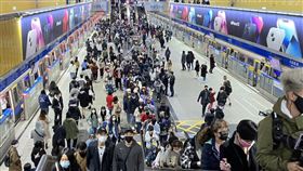 2022跨年夜 市政府站人潮。（圖／記者簡浩正攝影）