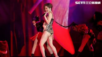 lulu北跨戰袍露嫩肌　屁股蛋看光