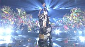 「鬼滅歌姬」LiSA打頭陣嗨唱紅白歌合戰。（圖／翻攝自推特）