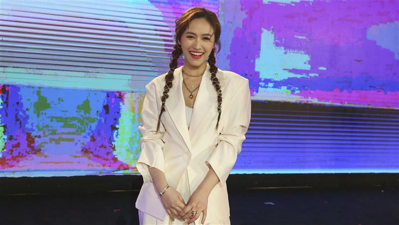 被弟弟氣瘋露面　吳姍儒露白內衣甜翻