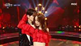 MBC歌謠／潤娥中空辣曬「螞蟻腰」…緊貼俊昊熱舞超煽情
圖翻攝自MBC