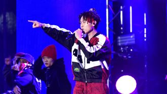 顏佑庭脫了　秀地板動作炸翻台中跨年