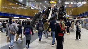 2022跨年夜 市政府站人潮。（圖／記者簡浩正攝影）