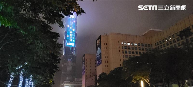 直擊！台北跨年飄雨　民撐傘等煙火