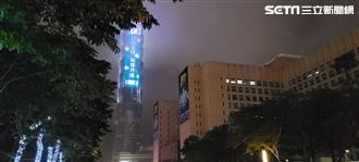 直擊！台北跨年飄雨　民撐傘等煙火