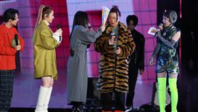 邰智源被Lulu狂虧是「薪水小偷」拿扇子巴頭。（圖／記者楊澍攝影）