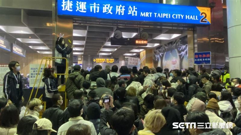 直擊／跨年散場擠爆　潮天團出動疏導