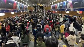 ▲台北捷運站內月台塞爆！101煙火釋放完畢，民眾秒往台北捷運市府站跑，捷運站瞬間秒塞爆。（圖／翻攝畫面）
