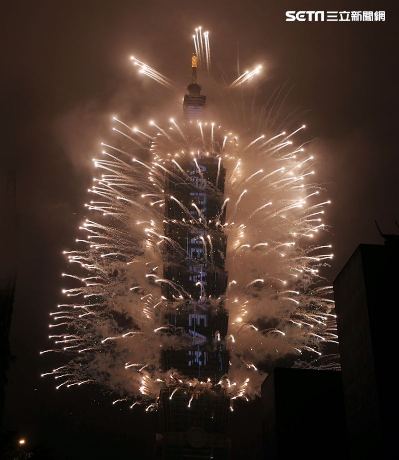2022年台北101「迎向美好未來」煙火。（記者邱榮吉/攝影）