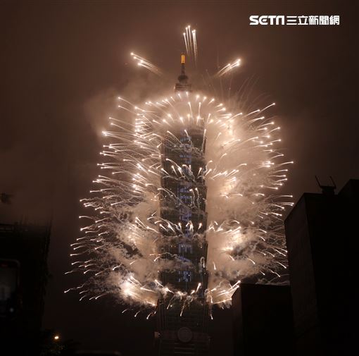 2022年台北101「迎向美好未來」煙火。（記者邱榮吉/攝影）