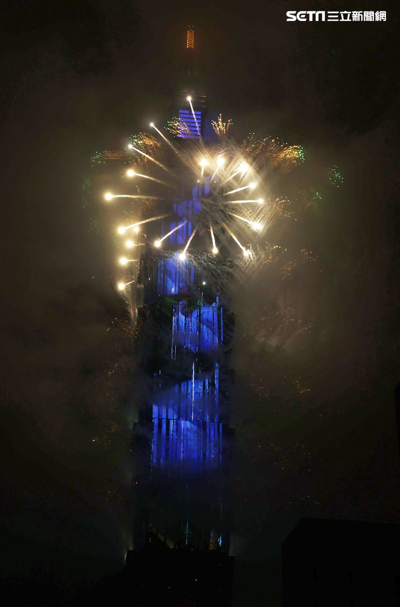 2022年台北101「迎向美好未來」煙火。（記者邱榮吉/攝影）