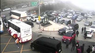 元旦衝合歡山變夜市　一路塞車到早上