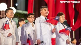 元旦升旗5大亮點　阿中率醫護唱國歌