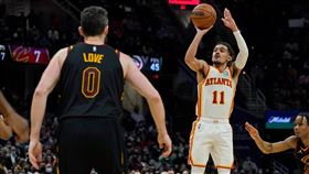 ▲楊恩（Trae Young）和勒夫（Kevin Love）同場攻下35分。（圖／美聯社／達志影像）