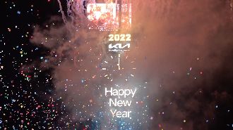 紐約跨年夜嗨噴紙片　這群人頭疼了