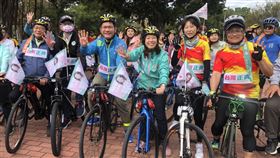 林佳龍陳亭妃組鐵馬隊  為林靜儀集氣加油台灣智庫創辦人林佳龍（前左3）、民進黨立委陳亭妃（前右2）等正國會成員組成鐵馬車隊，為民進黨台中第2選區立委補選候選人林靜儀（右3）與無黨籍立委林昶佐集氣，1日抵達台中。中央社記者趙麗妍攝  111年1月1日