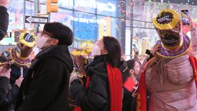 紐約時報廣場跨年  疫情下民眾戴口罩紐約在COVID-19疫情陰影下舉辦跨年活動，多數參加者遵照規定全程佩戴口罩。中央社記者尹俊傑紐約攝  111年1月1日