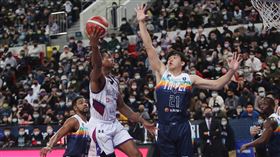 攻城獅洋將法獅45分　轟破PLG紀錄P. LEAGUE+聯盟1日在台北和平籃球館的例行賽事，新竹街口攻城獅洋將法獅（Nick Faust）（持球者）火力全開，上半場就轟下29分，總計全場45分，改寫聯盟單場最高紀錄，幫助球隊拿下勝利。中央社記者張新偉攝 111年1月1日