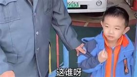 正妹到幼稚園接舅舅（圖／翻攝自微博）