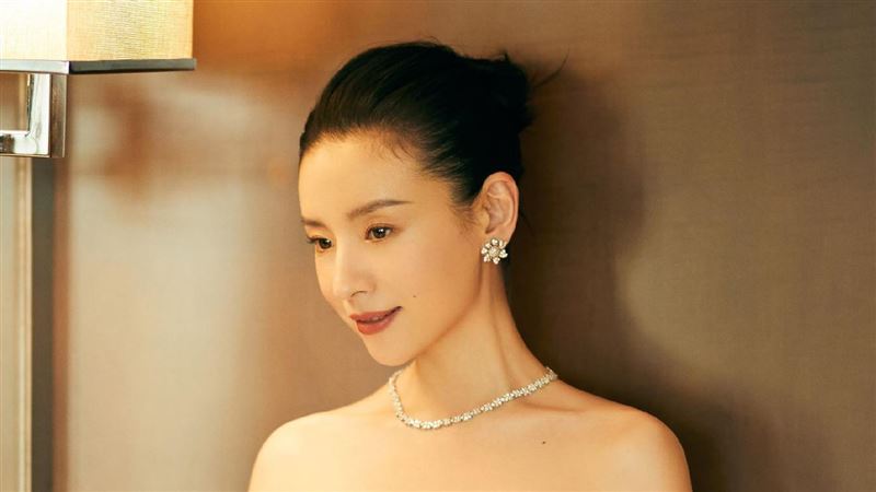 女星辣穿超緊平口禮服　S身材秒現形