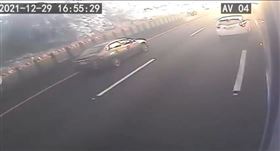 護欄,小客車,客運,國一,泰安服務區,鬼切（圖／翻攝自爆料公社）