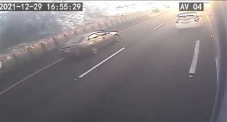 三寶國道鬼切！害客自運撞護欄險翻車