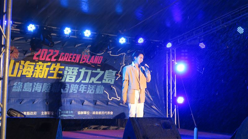 男神放送「性感胸肌」　震撼全場嗨翻
