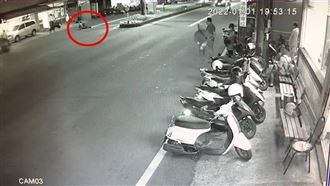 驚悚瞬間！翁醉坐馬路慘遭女駕駛慘輾