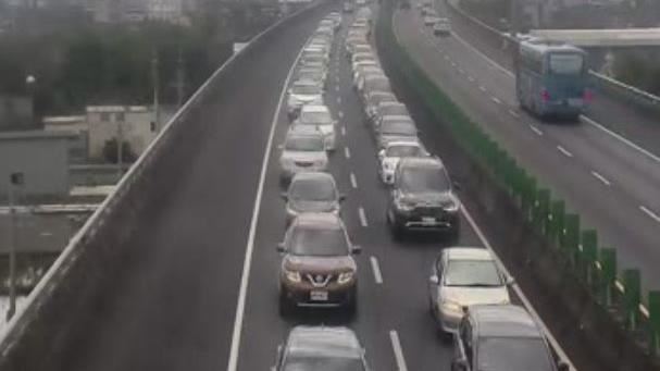 北上車潮湧現　雪隧回堵5.5公里