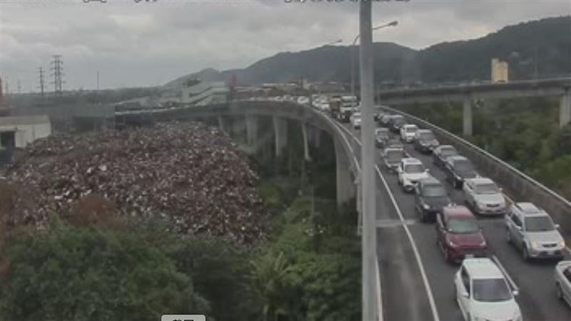 雪隧塞爆回堵逾6公里　時速低於30