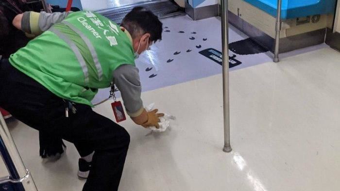清潔員接力清理奶茶　彎腰擦地超敬業
