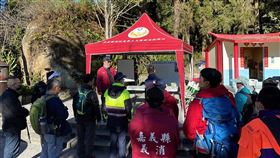 阿里山霹靂山步道7旬翁走失（2）嘉義縣阿里山鄉霹靂山步道1日發生一名75歲鄭姓老翁走失，搜尋至深夜仍未發現，消防局2日上午在頂湖自然生態園區停車場設立前進指揮站，集結相關人員再度入山搜救。（嘉義縣消防局提供）中央社記者黃國芳傳真  111年1月2日