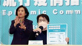 北市某防疫旅館3確診  黃珊珊說明台北市政府30日下午舉行疫情記者會，由副市長黃珊珊（前）說明某防疫旅館出現3例確診個案細節。黃珊珊表示，從這3人入住時間看起來，22至25日有重疊，不排除是旅館內群聚，正在調查如何傳染。中央社記者郭日曉攝  110年12月30日