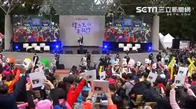 韓國瑜新書見面會韓粉高舉新書