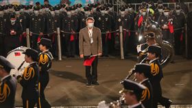 元旦府前升旗　柯文哲獨站貴賓區引關注（1）民國111年總統府前元旦升旗典禮1日清晨舉行，台北市長柯文哲（中）因直接被安排至活動場地就位，一度獨自站在貴賓區，引起關注。中央社記者吳家昇攝  111年1月1日