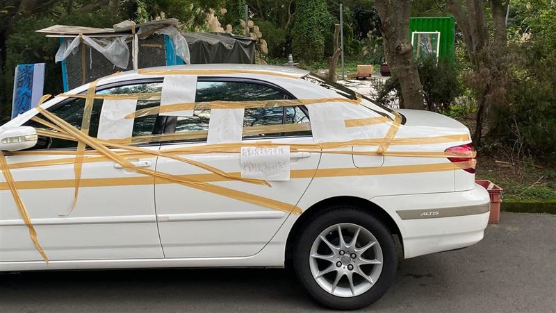 違停擋路！地主霸氣　膠帶「封印」