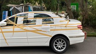 違停擋路！地主霸氣　膠帶「封印」