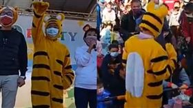 陳嘉行稍早發現，顏寬恒疑似把老虎裝穿反了，他驚呼「你的幕僚真的在惡搞你！」（圖／翻攝自焦糖臉書）