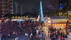 歡樂耶誕城熄燈夜湧人潮（1）「2021新北歡樂耶誕城」活動2日落幕，許多民眾趕在熄燈前到場參與，現場湧入人潮。中央社記者王鴻國攝  111年1月2日